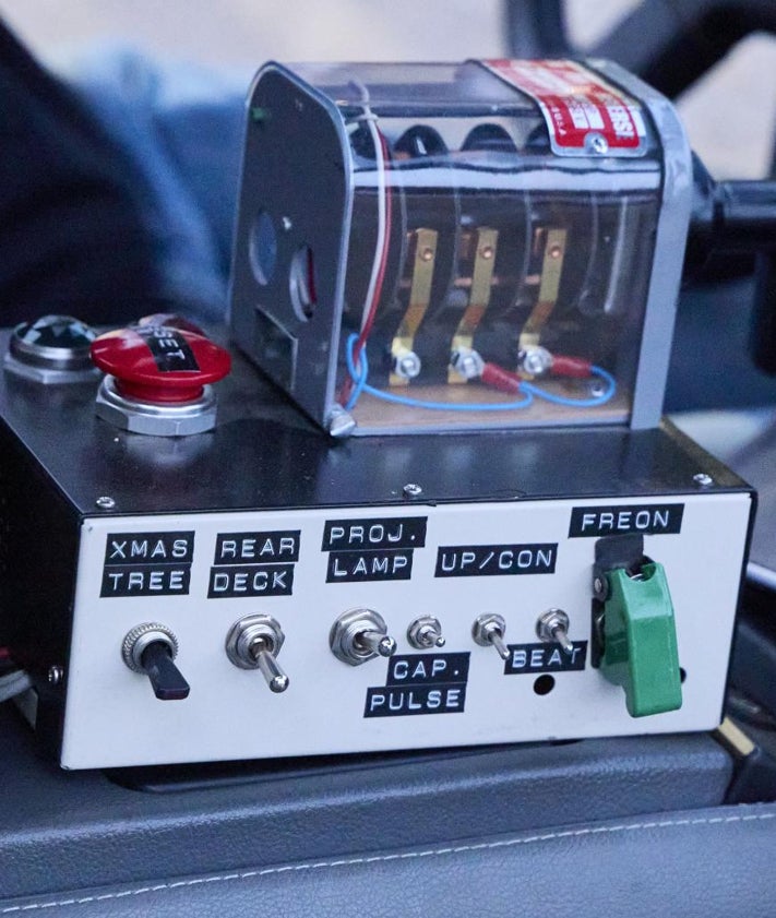 Imagen secundaria 2 - El coche de 'Regreso al Futuro' aparca en Valencia